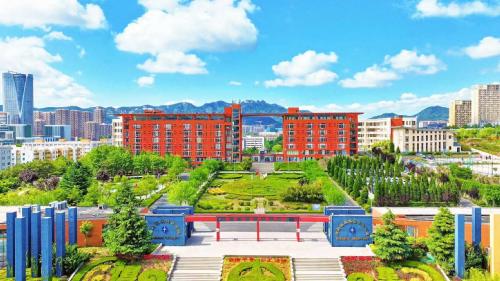 青岛恒星科技学院全球精英招募